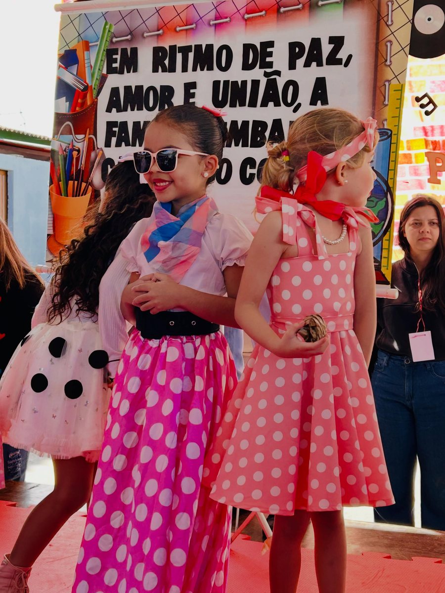 Apresentação das crianças em festa da Creche Comunitária Paraíso dos Sonhos