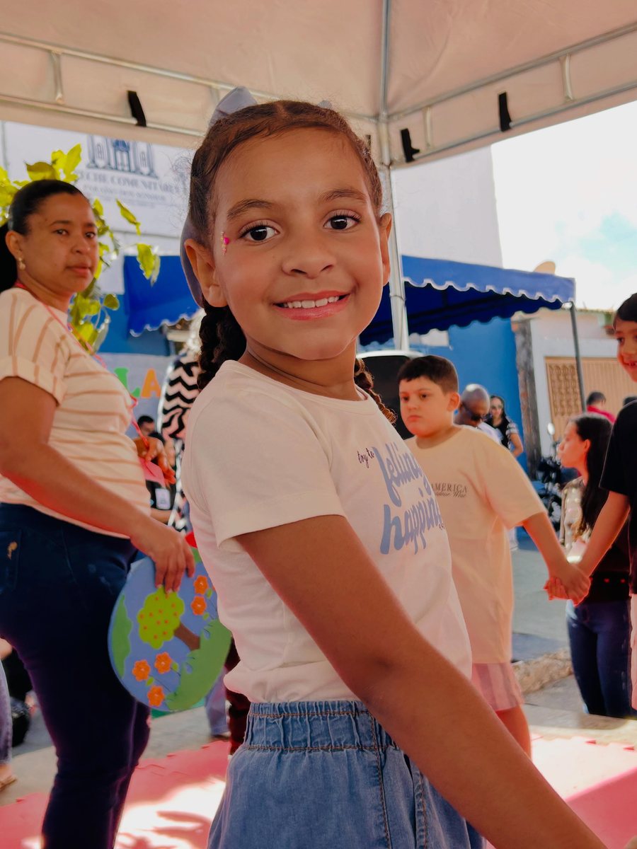 Aluna sorrindo em festa da creche