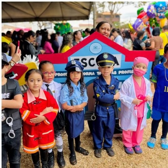 Crianças da creche fantasiadas de profissões no desfile de Valparaíso de Goiás