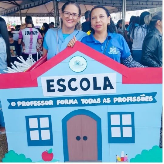 Equipe da creche no desfile de Valparaíso de Goiás