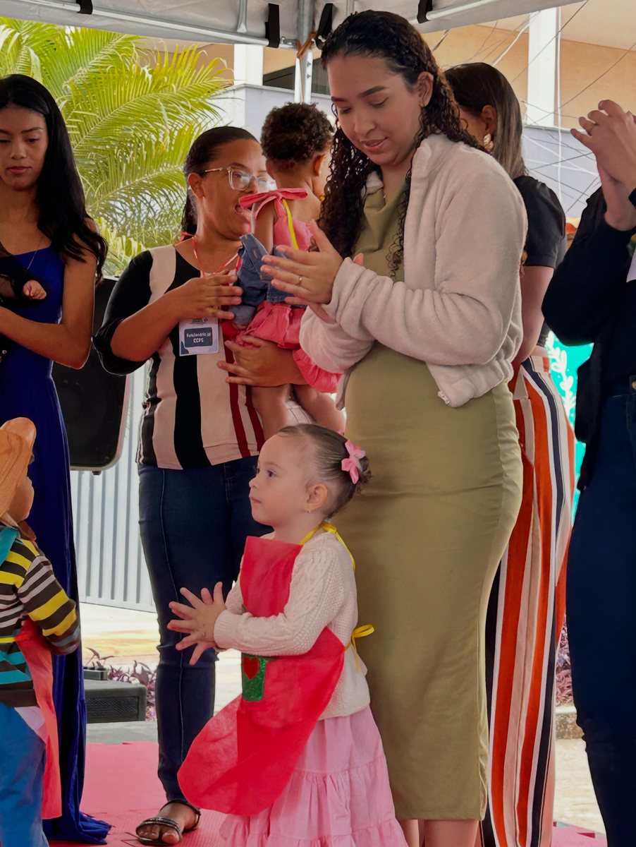Mãe e filha na Festa da Família da creche