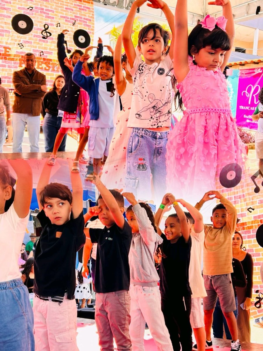 Crianças da Creche Comunitária Paraíso dos Sonhos dançando na Festa da Família