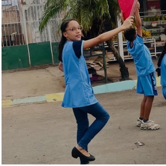 Alunas do Ensino Fundamental da creche, de uniforme